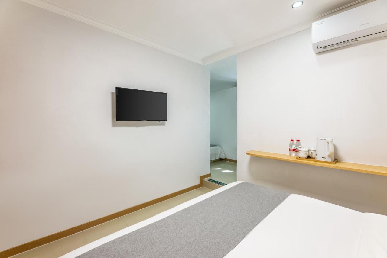 Happy Dragon Hotel -- Nearby Tiananmen Square & Forbidden City & Wangfujing Street & Line 5,6,8 Subway Nearby & Free Coffee & Free Laundry & Fluent English Speaking & Tourist Attractions Ticket Service & Free Wifi Unlimited For Western Software Beijing Exterior photo