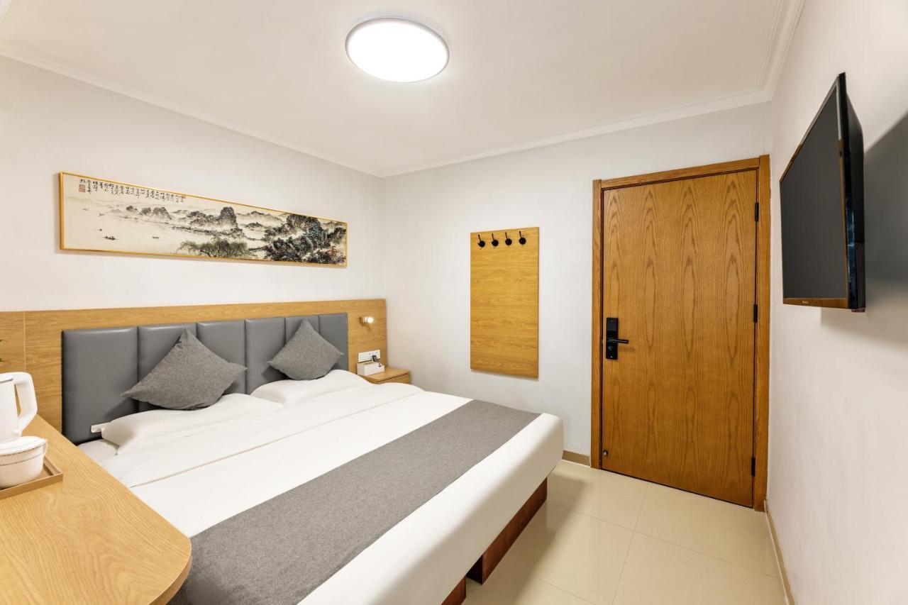 Happy Dragon Hotel -- Nearby Tiananmen Square & Forbidden City & Wangfujing Street & Line 5,6,8 Subway Nearby & Free Coffee & Free Laundry & Fluent English Speaking & Tourist Attractions Ticket Service & Free Wifi Unlimited For Western Software Beijing Exterior photo