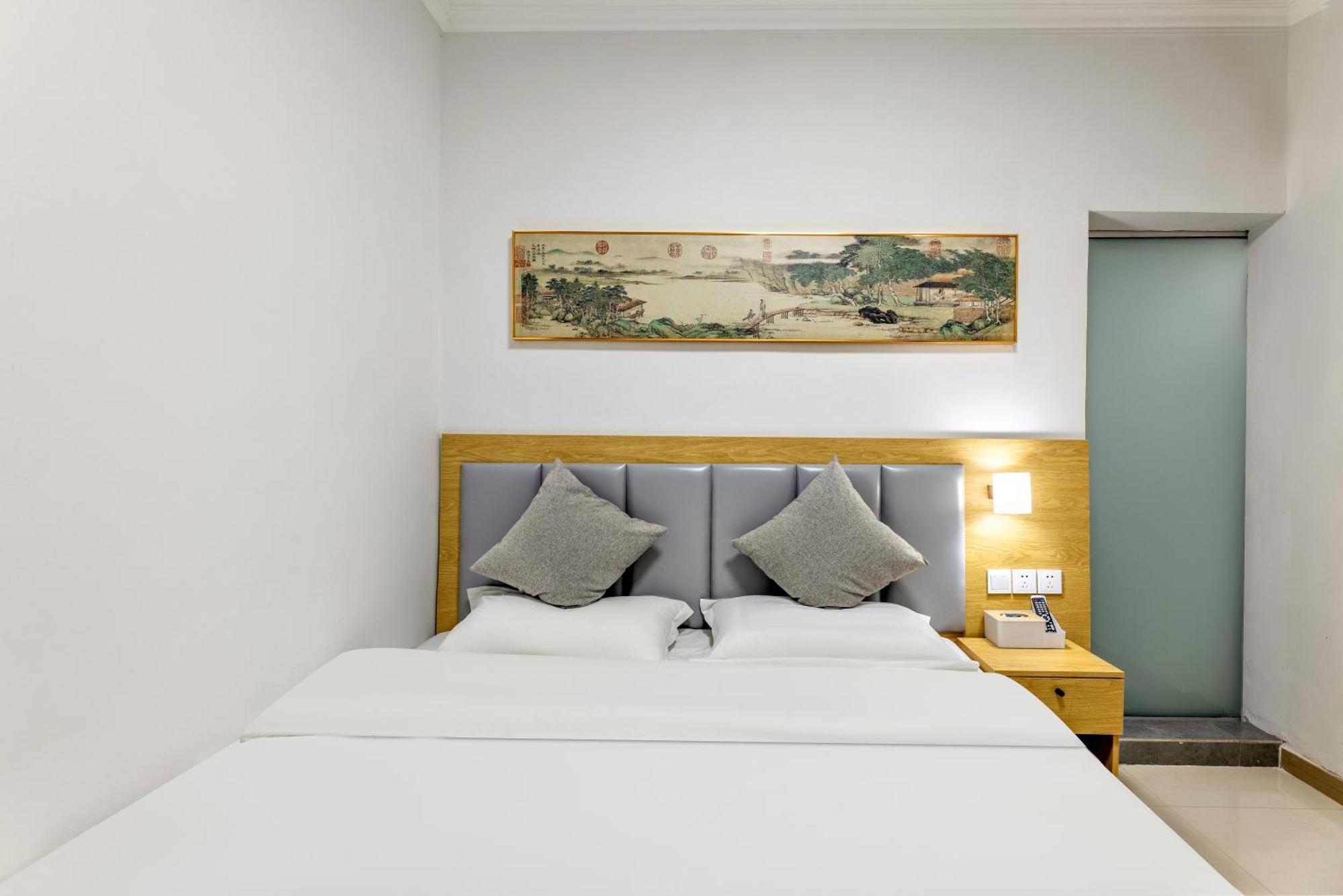 Happy Dragon Hotel -- Nearby Tiananmen Square & Forbidden City & Wangfujing Street & Line 5,6,8 Subway Nearby & Free Coffee & Free Laundry & Fluent English Speaking & Tourist Attractions Ticket Service & Free Wifi Unlimited For Western Software Beijing Exterior photo