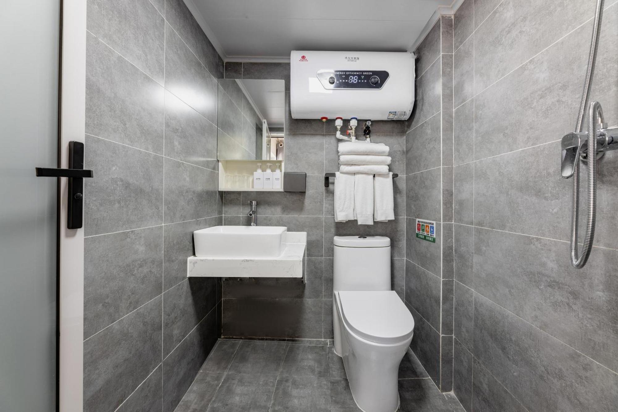 Happy Dragon Hotel -- Nearby Tiananmen Square & Forbidden City & Wangfujing Street & Line 5,6,8 Subway Nearby & Free Coffee & Free Laundry & Fluent English Speaking & Tourist Attractions Ticket Service & Free Wifi Unlimited For Western Software Beijing Exterior photo